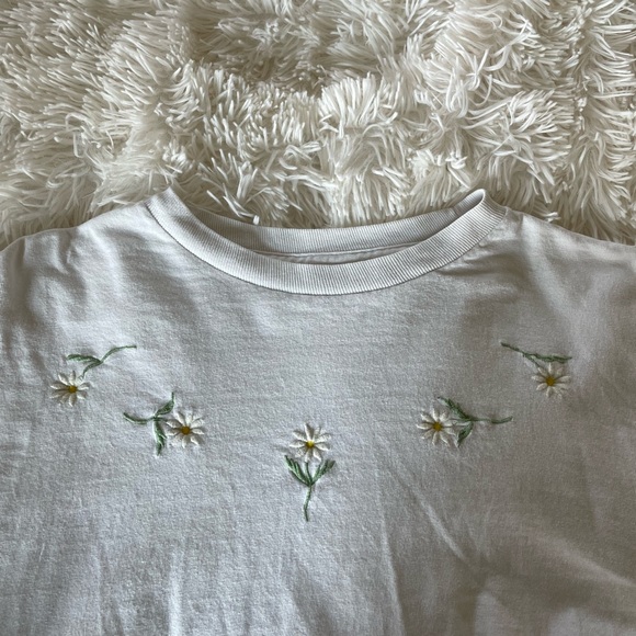 RAW CUT DAISY EMBROIDERED WHITE CROP TEE /// JOHN GALT BRANDY MELVILLE - Picture 3 of 6